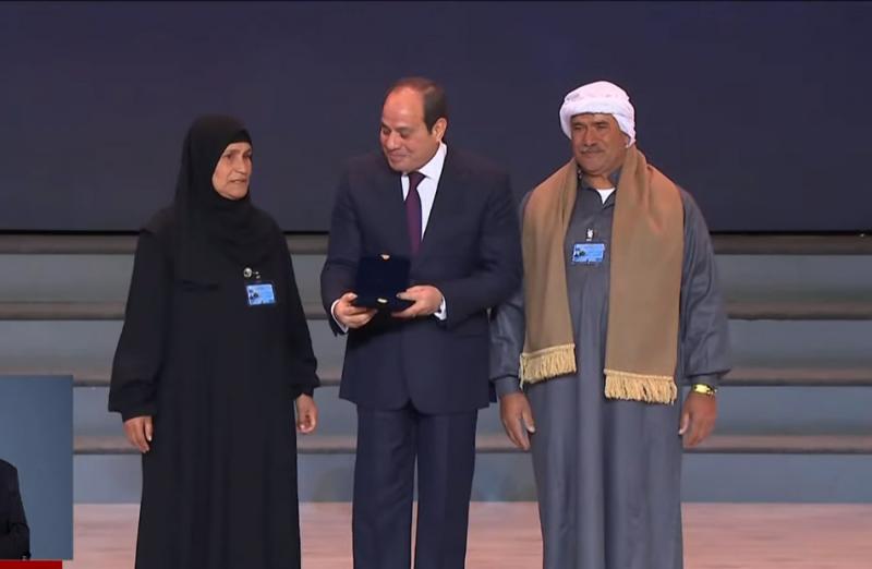 الرئيس السيسي يلتقط صورة تذكارية مع أسر الشهداء