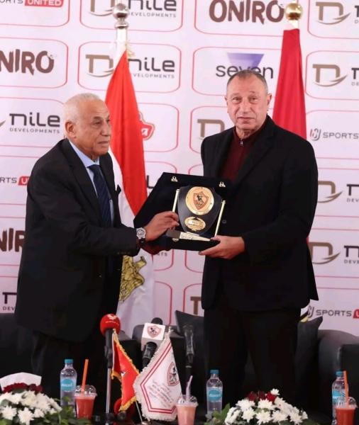 حسين لبيب يسلم للخطيب درع الزمالك