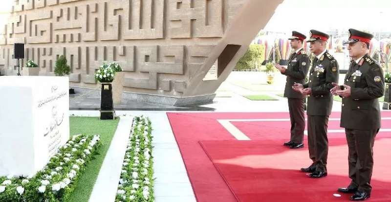 وزير الدفاع ورئيس الأركان سقرآن الفاتحة على قبر الرئيس الراحل السادات