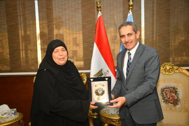 محافظ الغربية يكرم الحاجة زينب