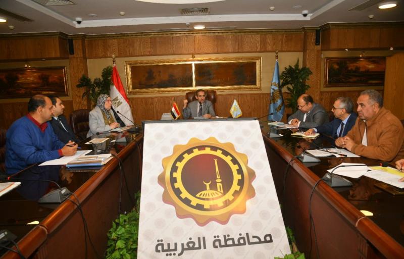 محافظ الغربية خلال الاجتماع
