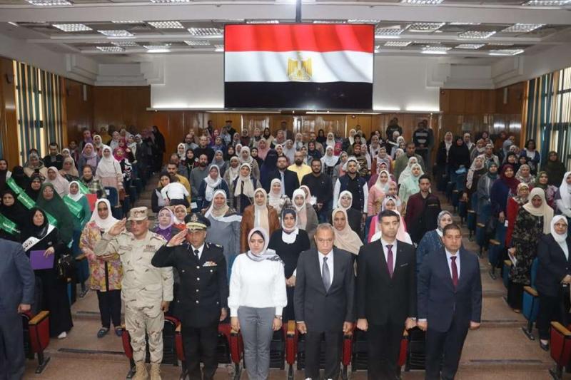 محافظ القليوبية يشهد احتفالية عيد الأم ويكرم عدد من الأمهات المثاليات