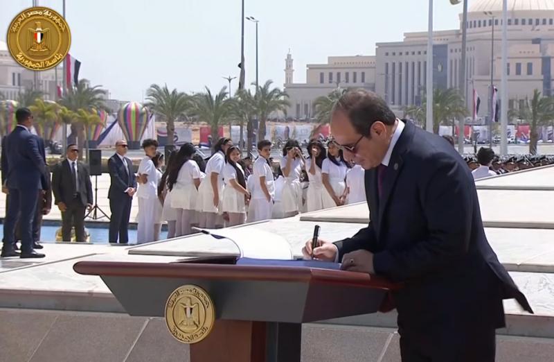 السيسي يوقع في سجل الشرف بالنصب التذكاري بالعاصمة الإدارية