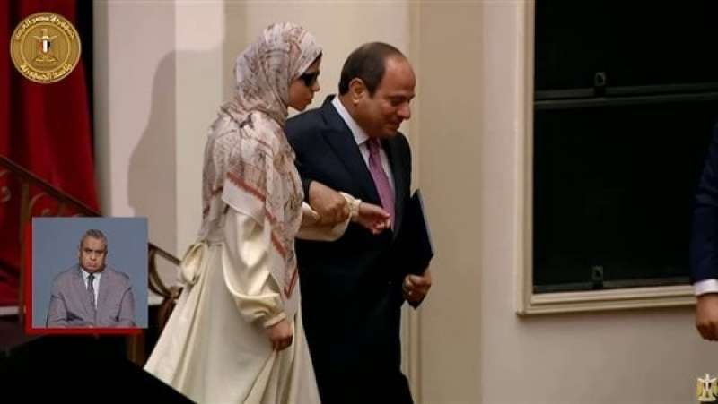 الرئيس السيسي يساعد فائزة من ذوي الهمم على نزولها