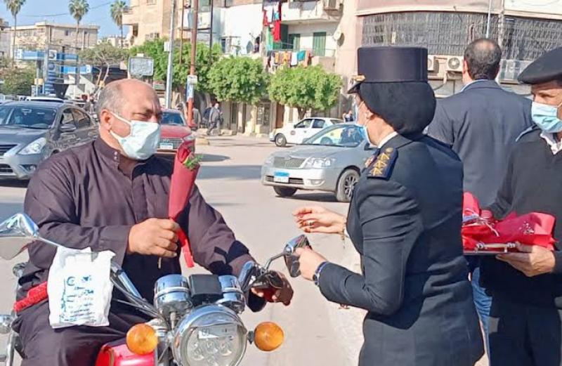 رجال الشرطة يشاركون المواطنين الإحتفال بعيد الفطر