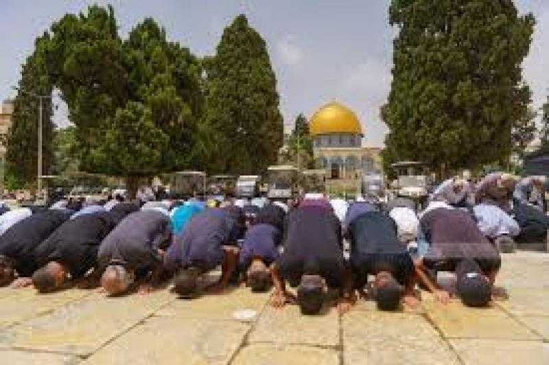 50 ألف فلسطيني يؤدون صلاة الجمعة في المسجد الأقصى