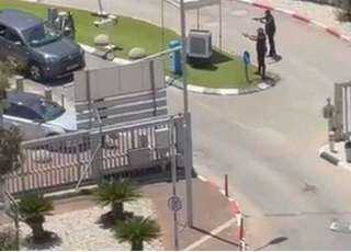 جندي إسرائيلى يُلقى قنبلة على وزارة الدفاع الإسرائيلية
