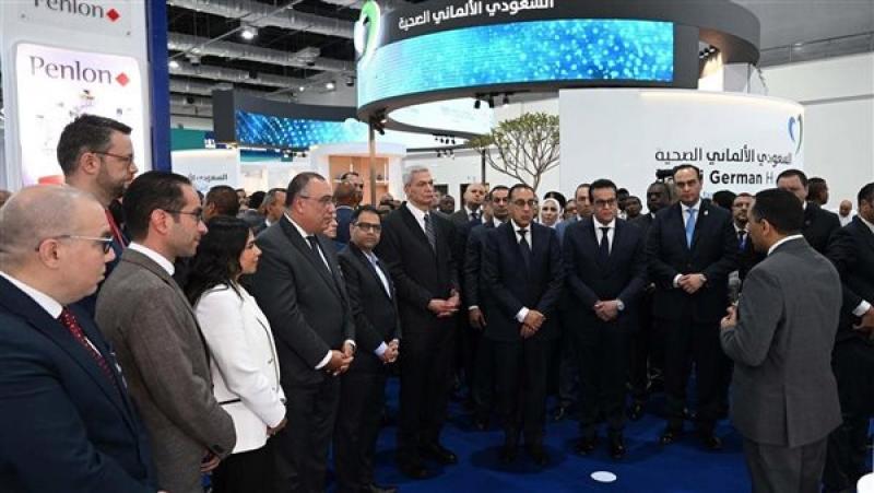 مدبولي وعبدالغفار يتفقدان جناح شركة سيمنز هيلثنيرز
