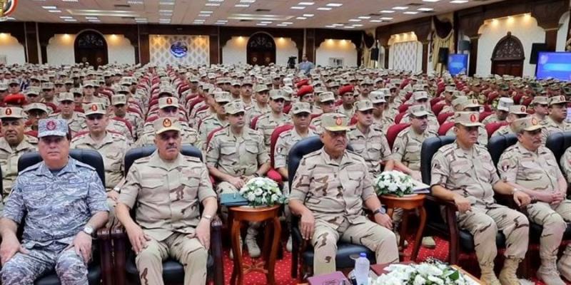 القائد العام للقوات المسلحة يلتقى بضباط المنطقة المركزية