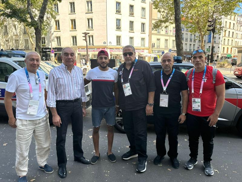كيشو  من السفير المصرى بفرنسا  وأعضاء من البعثة المصرية 