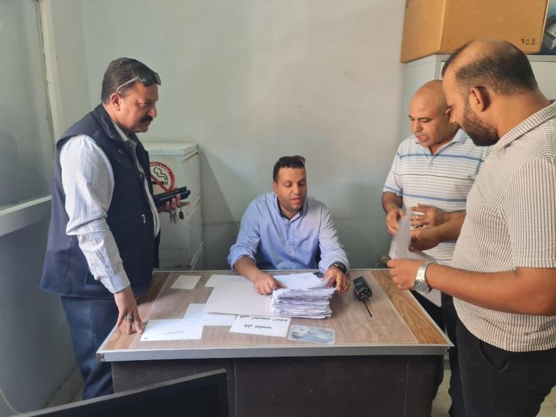 جانب من حملة التفتيش المفاجئ على مكاتب الصحة بأسيوط