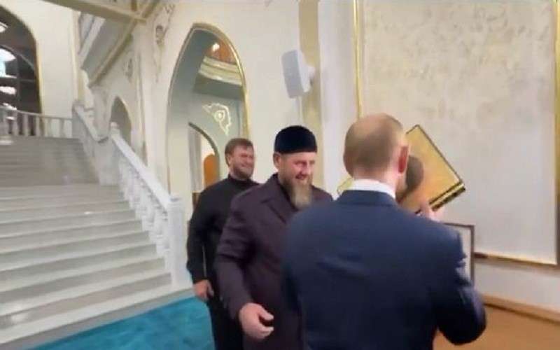 الرئيس الروسى بوتين يقبل القرآن الكريم