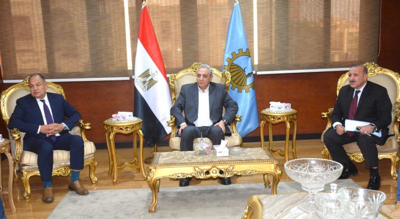 محافظ الغربية خلال استقباله لاحمد بدر