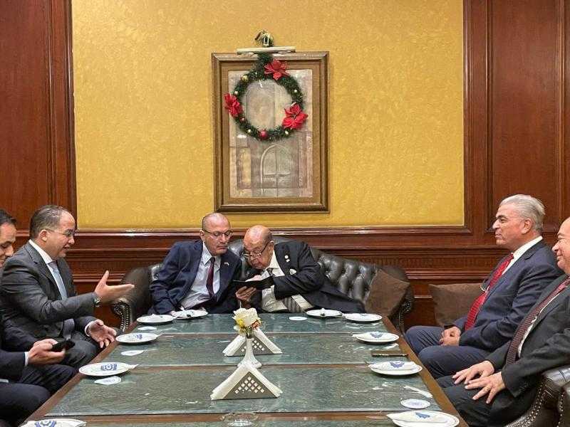سفير تركيا بالقاهرة يجتمع مع رئيس مجلس الإدارة وأعضاء جمعية رجال الأعمال المصريين بنادي السيارات المصري
