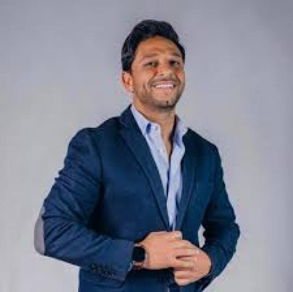 الإعلامى محمد فاروق