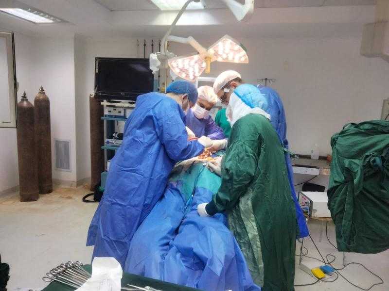 أول جراحة دقيقة بالعمود الفقري تكلل بالنجاح ضمن مبادرة “نفقة الدولة”