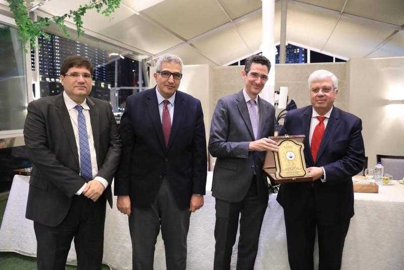 وزير التعليم العالي يكرم فريق العمل المشارك في تنظيم فعالية زيارة الرئيس الفرنسي لجامعة القاهرة