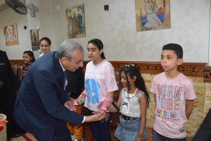 محافظ الغربية يزور كنائس طنطا و المحلة وسمنود.لتقديم التهنئة ويوزع هدايا الرئيس في عيد القيامة المجيد