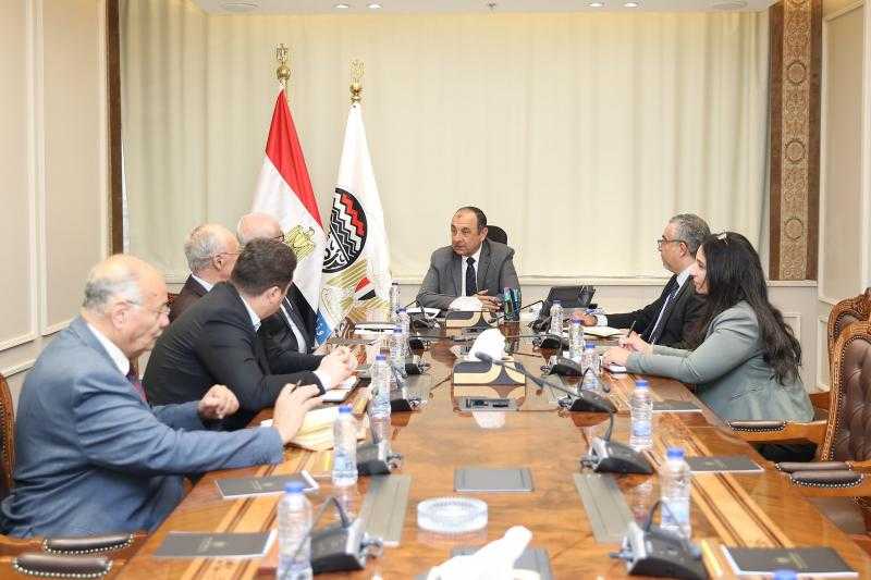 وزير قطاع الأعمال العام يلتقي رئيس ”تكنيب إنرجيز” الإيطالية لبحث فرص التعاون المشترك