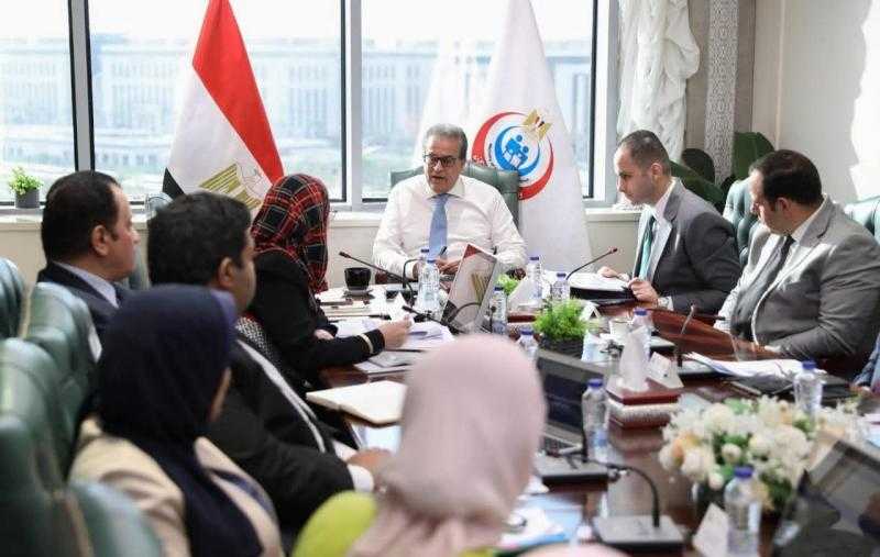 نائب رئيس مجلس الوزراء وزير الصحة والسكان يناقش مشروع موازنة قطاع الصحة للعام المالي 2026/2025