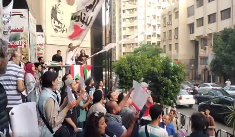 وقفة على سلم نقابة الصحفيين بوسط القاهرة، تضامنا مع الشعب الفلسطيني
