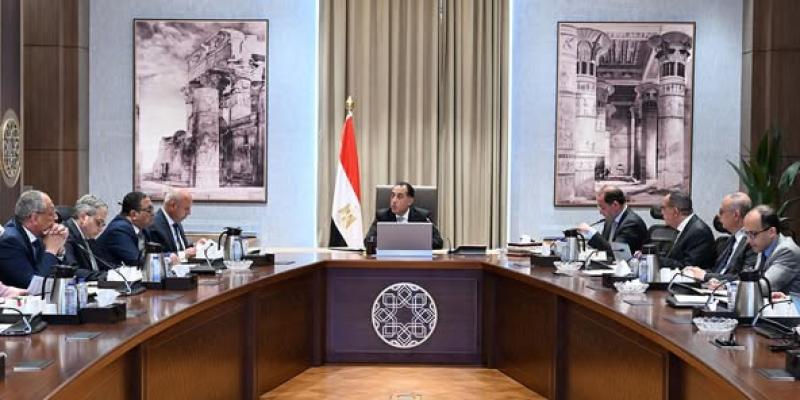رئيس الوزراء وجانب من الاجتماع