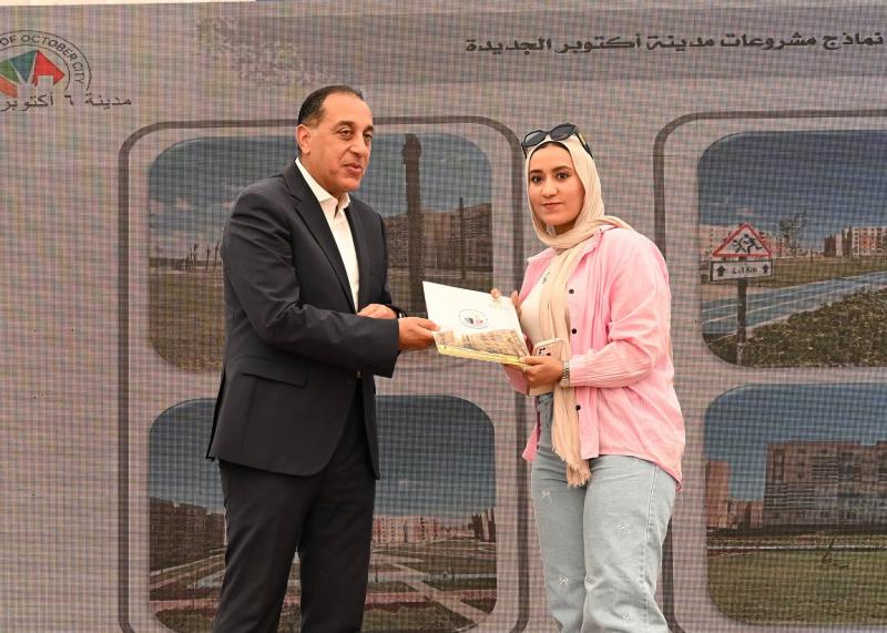 رئيس الوزراء يسلم عددا من عقود وحدات المبادرة الرئاسية