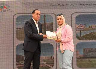 رئيس الوزراء يسلم عددا من عقود وحدات المبادرة الرئاسية ”سكن لكل المصريين” بمدينة أكتوبر الجديدة