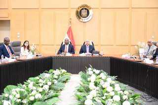 وزير الصناعة والنقل يعقد جلسة مباحثات هامة مع نائب رئيس مجلس الوزراء ووزير التخطيط بجمهورية الكونغو