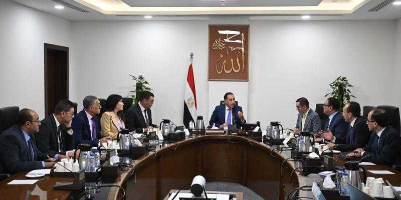 رئيس الوزراء يستعرض ملامح النسخة النهائية من مشروع قانون المناطق المركزية للمال والأعمال
