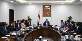 رئيس الوزراء يستعرض ملامح النسخة النهائية من مشروع قانون المناطق المركزية للمال والأعمال