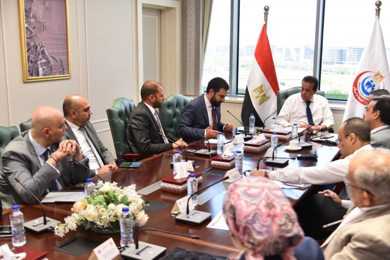 جانب من اجتماع وزير الصحة