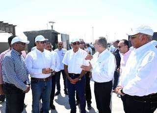 رئيس الوزراء يتفقد محطة التجارب البحثية لتحلية مياه البحر بمدينة العلمين الجديدة
