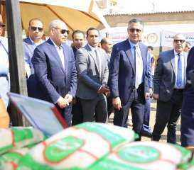 وزير التموين والتجارة الداخلية ومحافظ القاهرة يفتتحان سوق ”اليوم الواحد” بمنطقة الجمالية