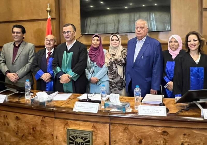 محمد خليفة يتوسط الاساتذة المشرفين على الرسالة