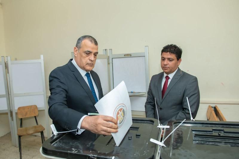 وزير الدولة للإنتاج الحربى يدلى بصوته