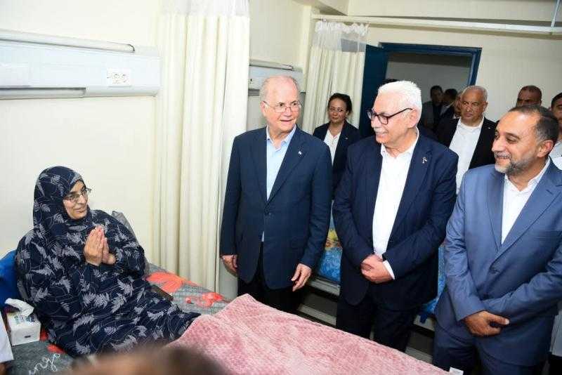 وزير الخارجية يرافق رئيس الوزراء الفلسطيني لزيارة الجرحى الفلسطينيين بمستشفى العريش العام