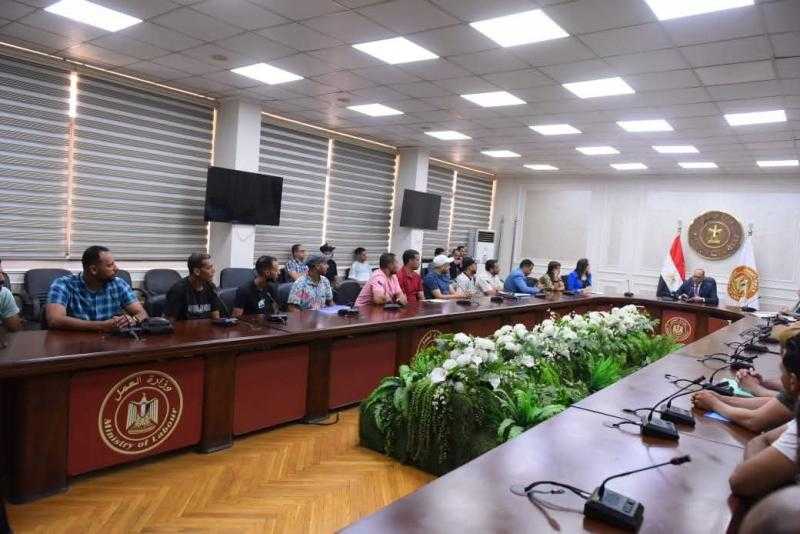 وزير العمل يُسلم عقود لشباب للعمل في دولة الإمارات والبوسنة والهرسك