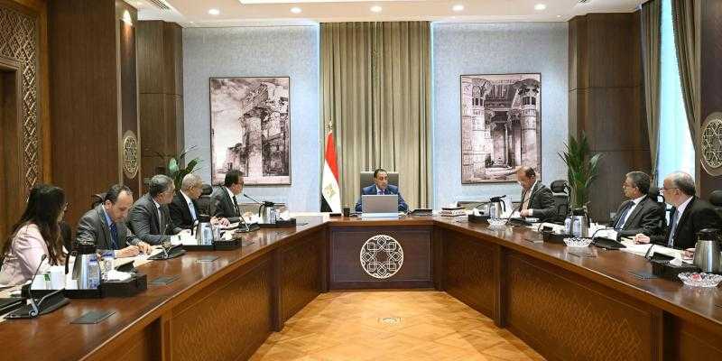 رئيس الوزراء يُتابع الجهود المبذولة لطرح الفرص الاستثمارية المتاحة في قطاع الصحة وعددا من ملفات عمل وزارة الصحة
