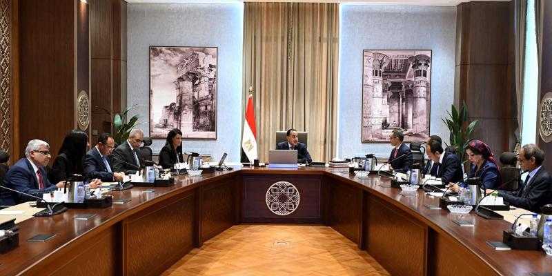 رئيس الوزراء يتابع تنفيذ الاشتراطات والضوابط والمعايير الخاصة بالإعلانات على الطرق العامة والمحاور