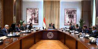 رئيس الوزراء يتابع تنفيذ الاشتراطات والضوابط والمعايير الخاصة بالإعلانات على الطرق العامة والمحاور