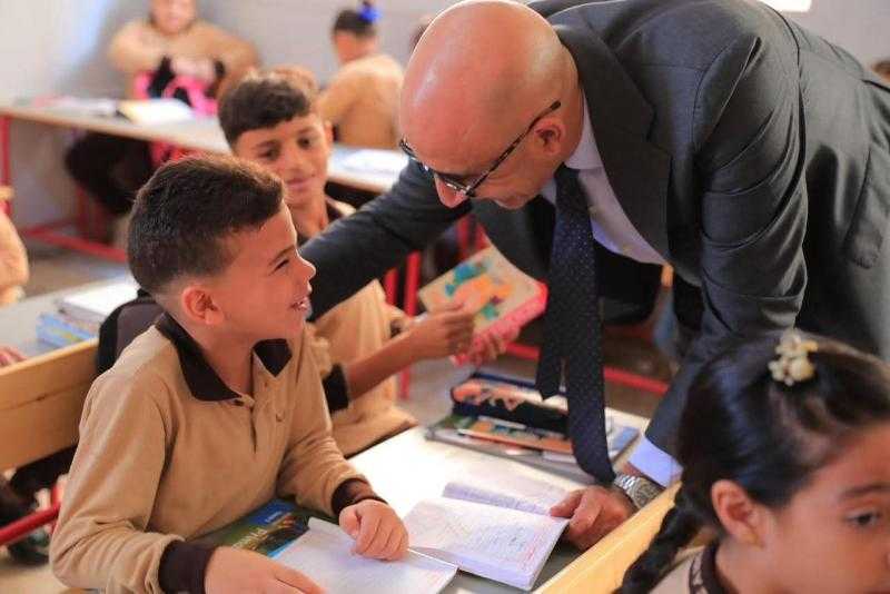 وزير التربية والتعليم يجري جولة تفقدية مفاجئة بعدد من مدارس محافظة الغربية لمتابعة انتظام سير العملية التعليمية وتسليم الكتب الدراسية