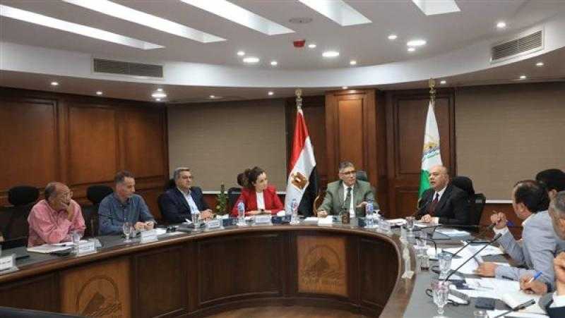 محافظ الجيزة يترأس اجتماع مجلس إدارة جهاز رعاية وتشغيل الشباب