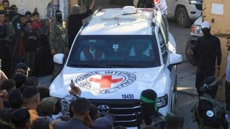إعلام إسرائيلي: الصليب الأحمر يتسلم جثماني محتجزتين إسرائيليتين من حماس