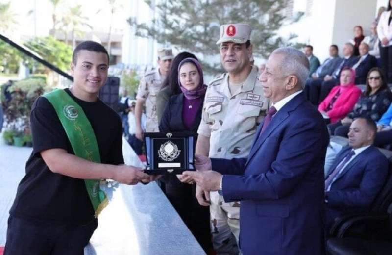 رئيس الأكاديمية العربية يكرم نجل الشهيد منسي