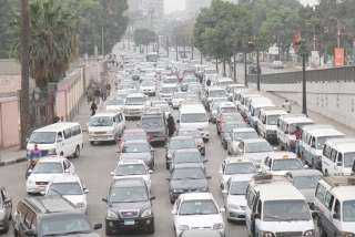 الحالة المرورية.. تباطؤ حركة السيارات على أغلب شوارع وميادين القاهرة والجيزة