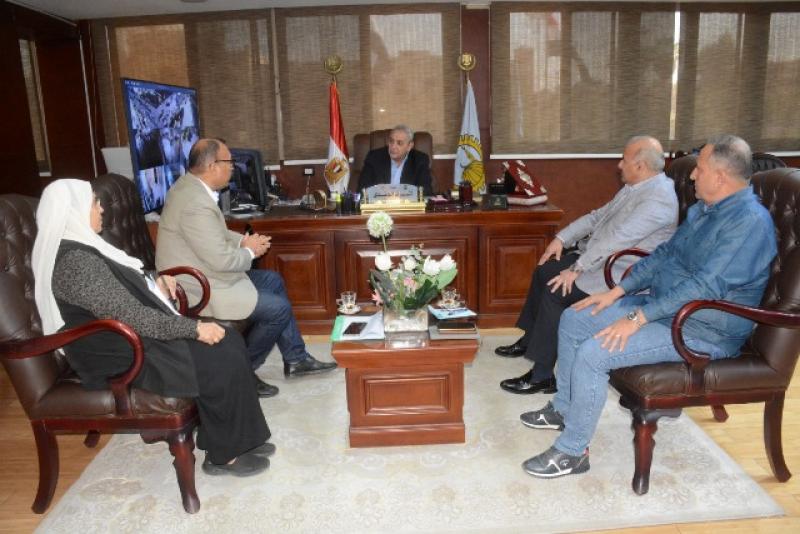 محافظ الغربية خلال الاجتماع
