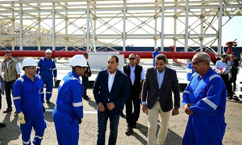 رئيس الوزراء يفتتح مشروع استرجاع الغازات بشركة «النصر للبترول»