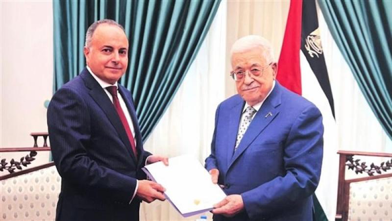 الرئيس الفلسطيني يتلقى الدعوة من السفير المصري
