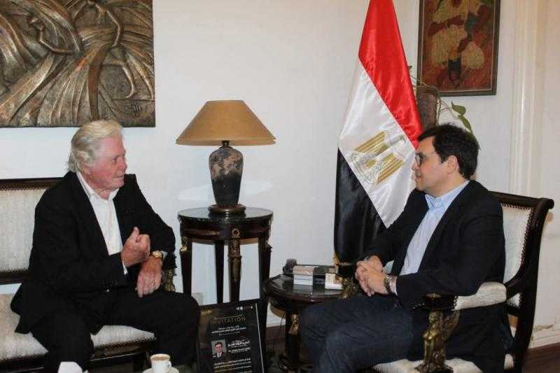 وزير الثقافة يلتقي الفنان الكبير حسين فهمي لبحث الترتيبات النهائية لانطلاق الدورة 46 من مهرجان القاهرة السينمائي الدولي